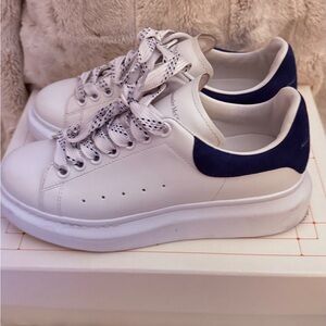 Alexander McQueen oversized Sneakers white/blue.